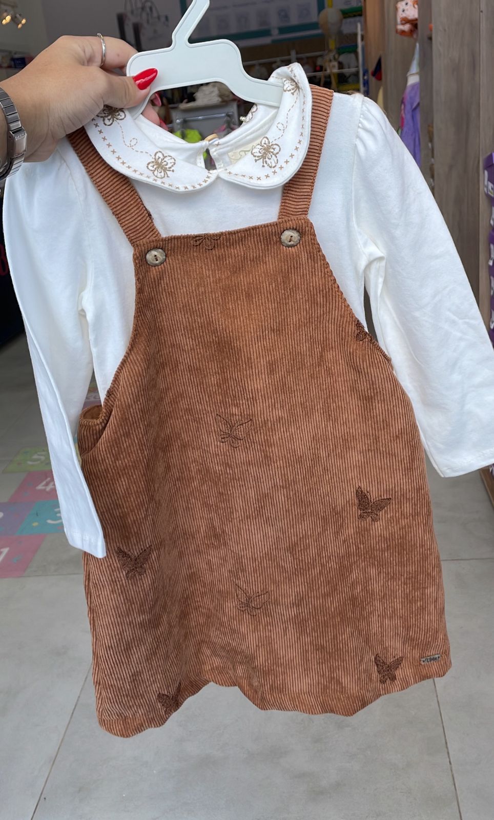 CONJUNTO SALOPETE CANELADO BORBOLETA BLUSA MANGA LONGA FLORA MENINA INFANTI - MARROM/OFF