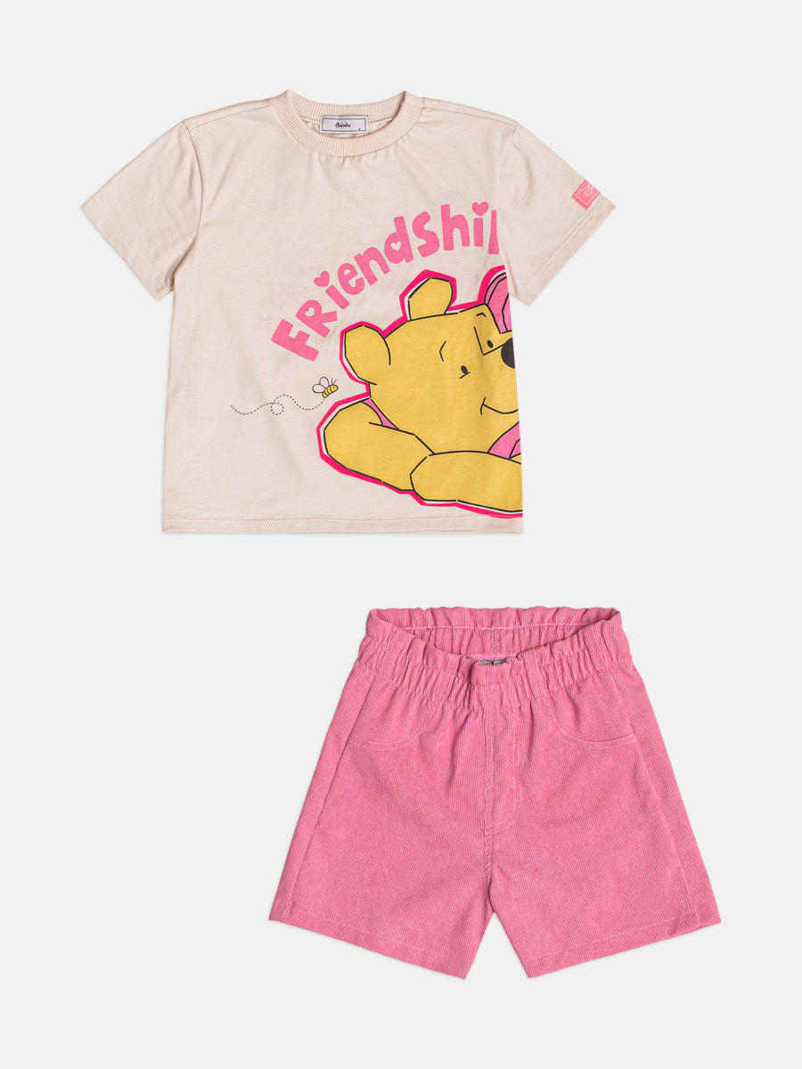 CONJUNTO BLUSA MANGA CURTA URSINHO POOH E LEITÃO MOMENTO FELIZ E SHORT CANELADO MENINA BIMBI