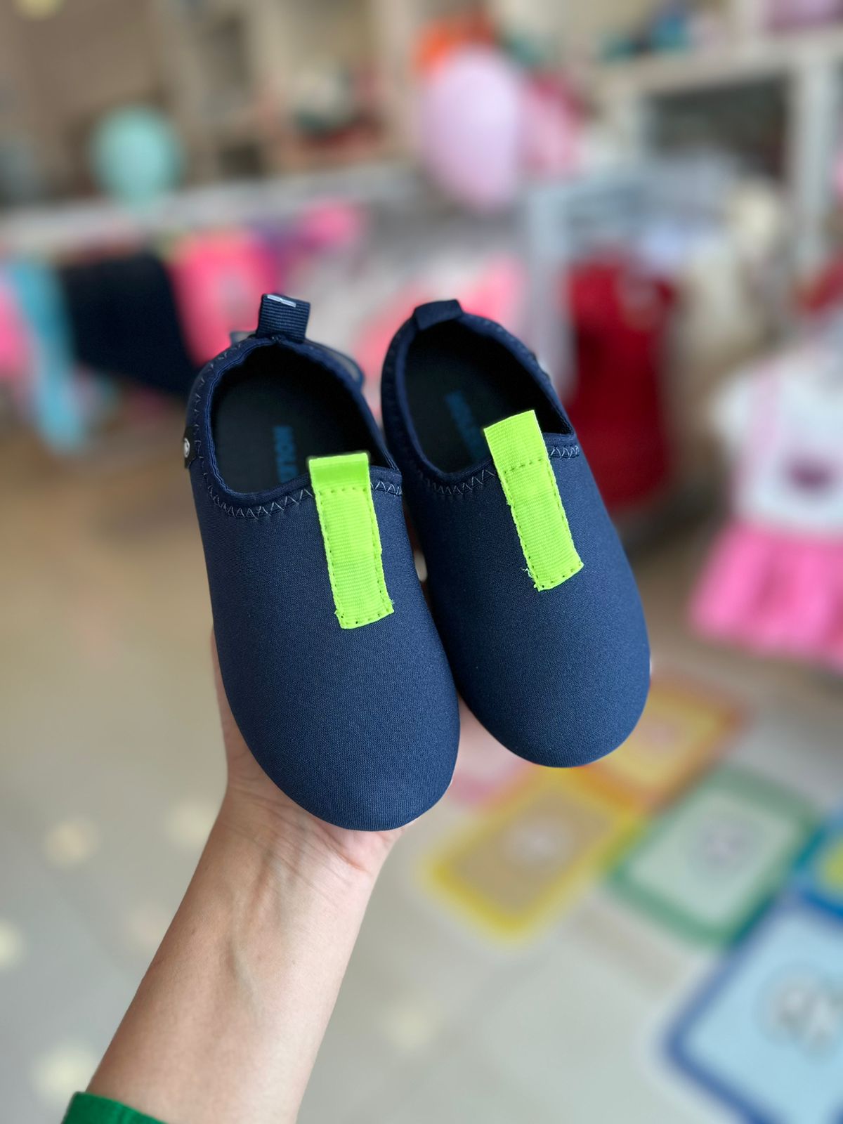 SAPATILHA NEOPRENE ANTIDERRAPANTE LISA COM ALÇA MENINO MOLEKINHO