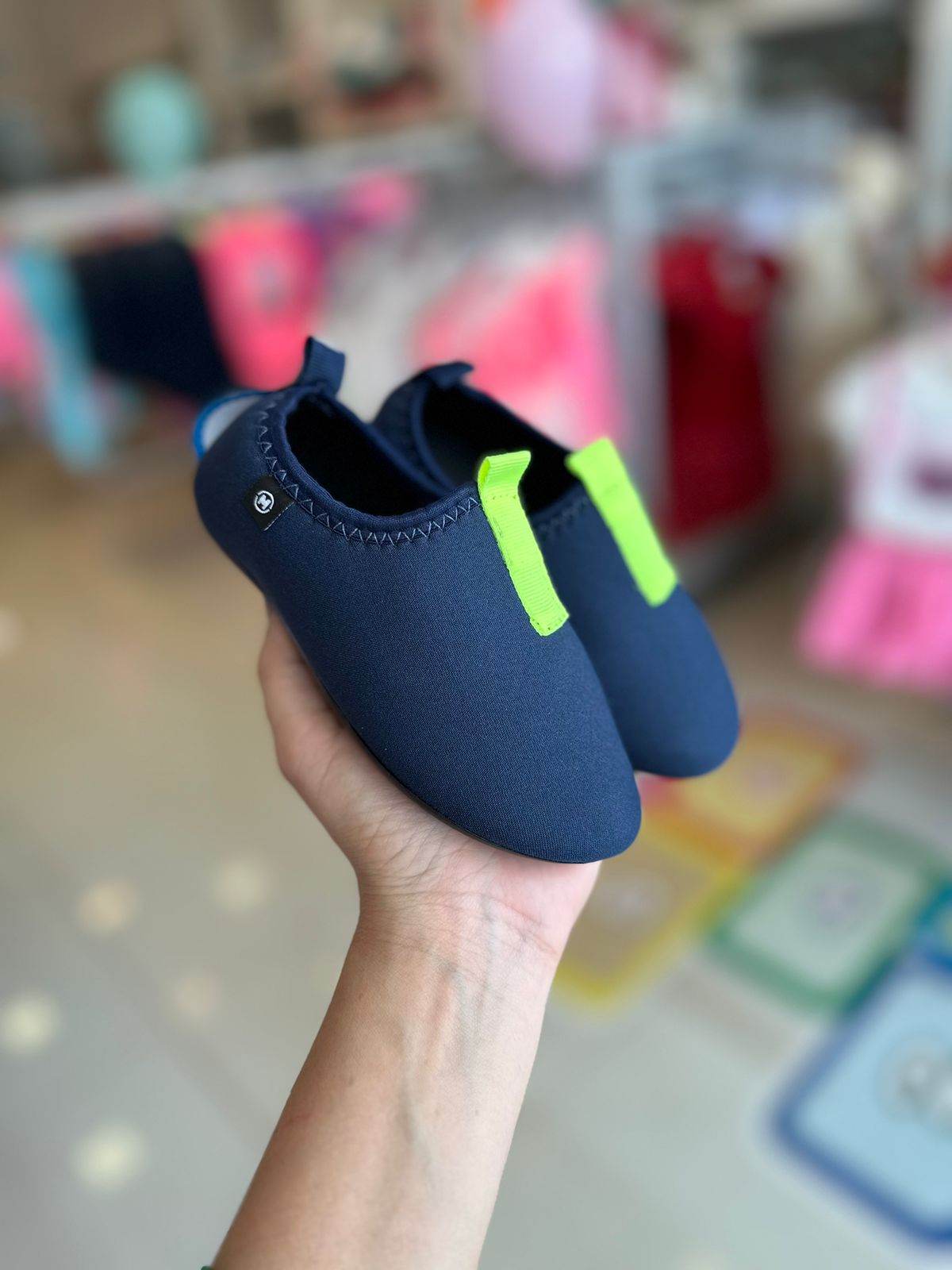 SAPATILHA NEOPRENE ANTIDERRAPANTE LISA COM ALÇA MENINO MOLEKINHO