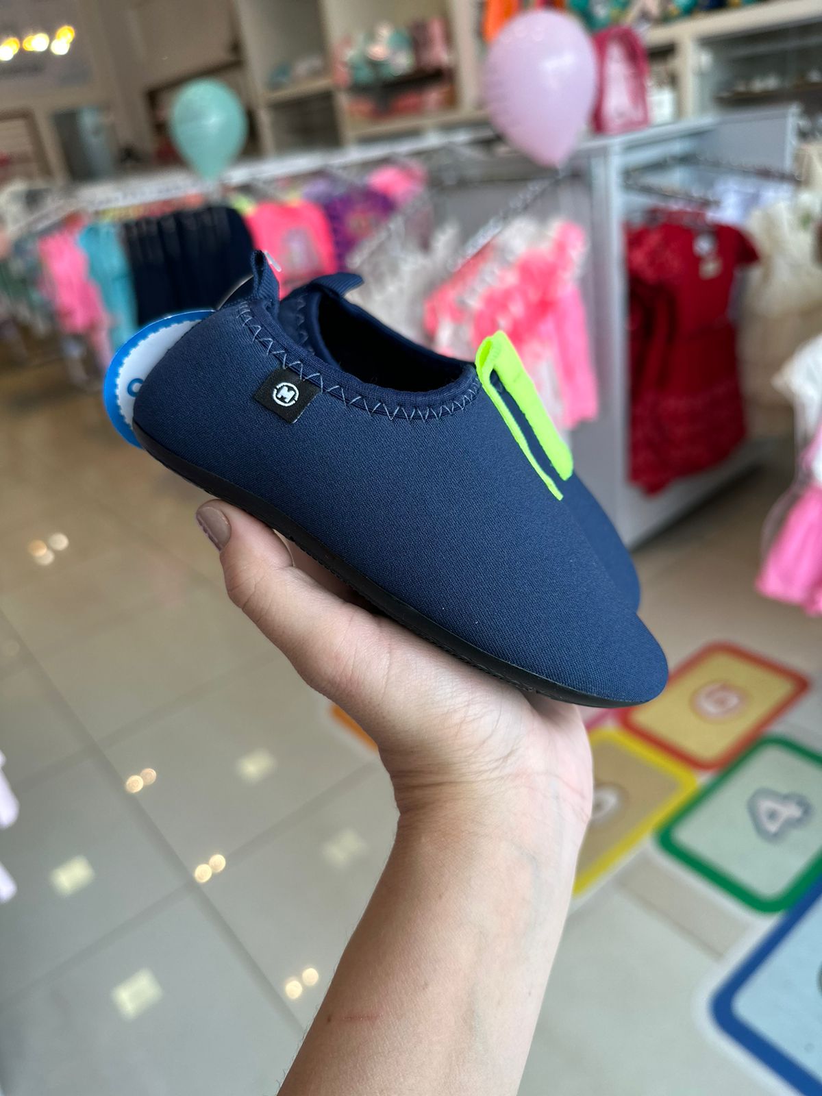 SAPATILHA NEOPRENE ANTIDERRAPANTE LISA COM ALÇA MENINO MOLEKINHO