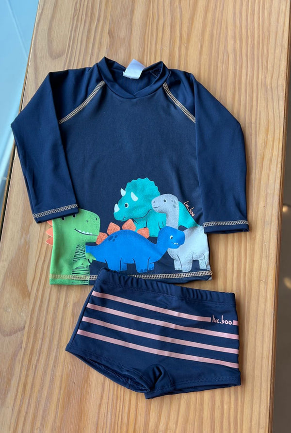 CONJUNTO CAMISETA MANGA LONGA DINOSSAUROS E SUNGA BOXER LISTRADA UV50+ MENINO LUC BOO