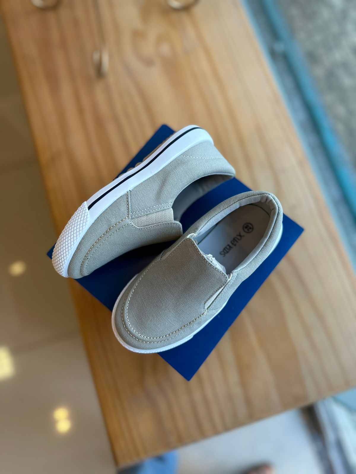 SAPATO MOCASSIM COM ELÁSTICO FAIXA LATERAL SOLADO EMBORRACHADO MENINO XUA XUA