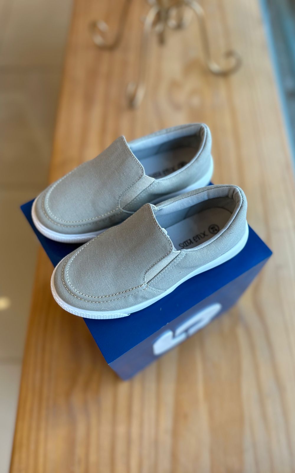 SAPATO MOCASSIM COM ELÁSTICO FAIXA LATERAL SOLADO EMBORRACHADO MENINO XUA XUA