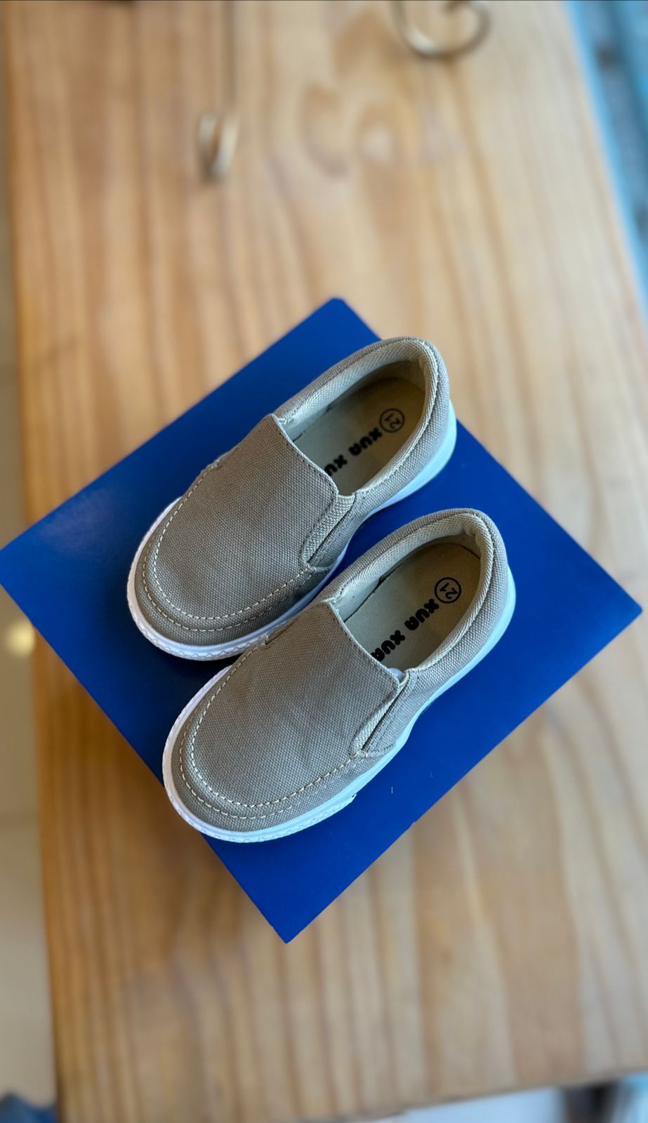 SAPATO MOCASSIM COM ELÁSTICO FAIXA LATERAL SOLADO EMBORRACHADO MENINO XUA XUA
