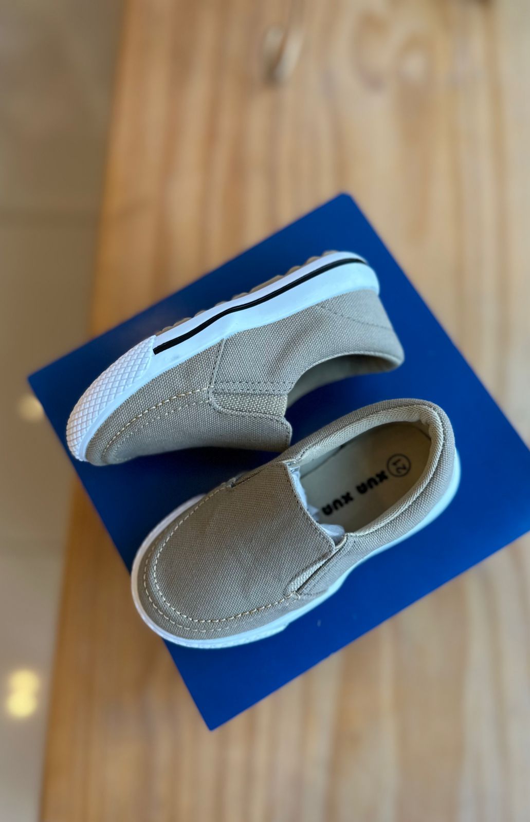 SAPATO MOCASSIM COM ELÁSTICO FAIXA LATERAL SOLADO EMBORRACHADO MENINO XUA XUA