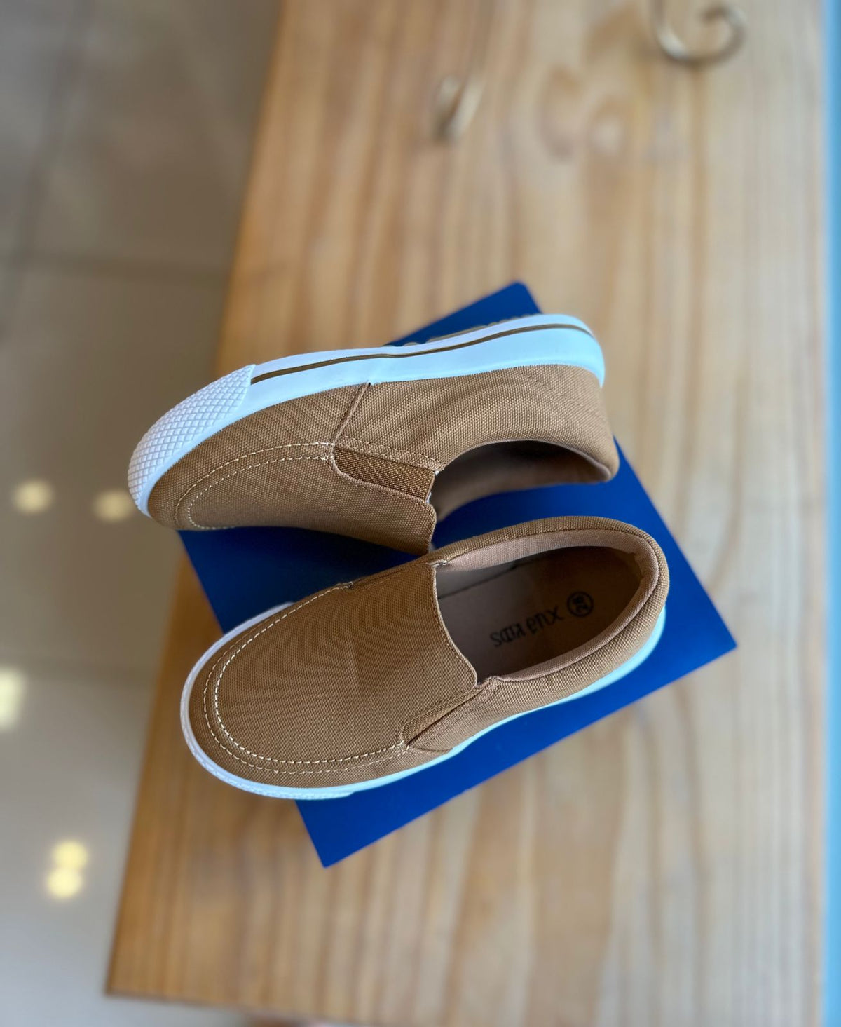 SAPATO MOCASSIM COM ELÁSTICO FAIXA LATERAL SOLADO EMBORRACHADO MENINO XUA XUA