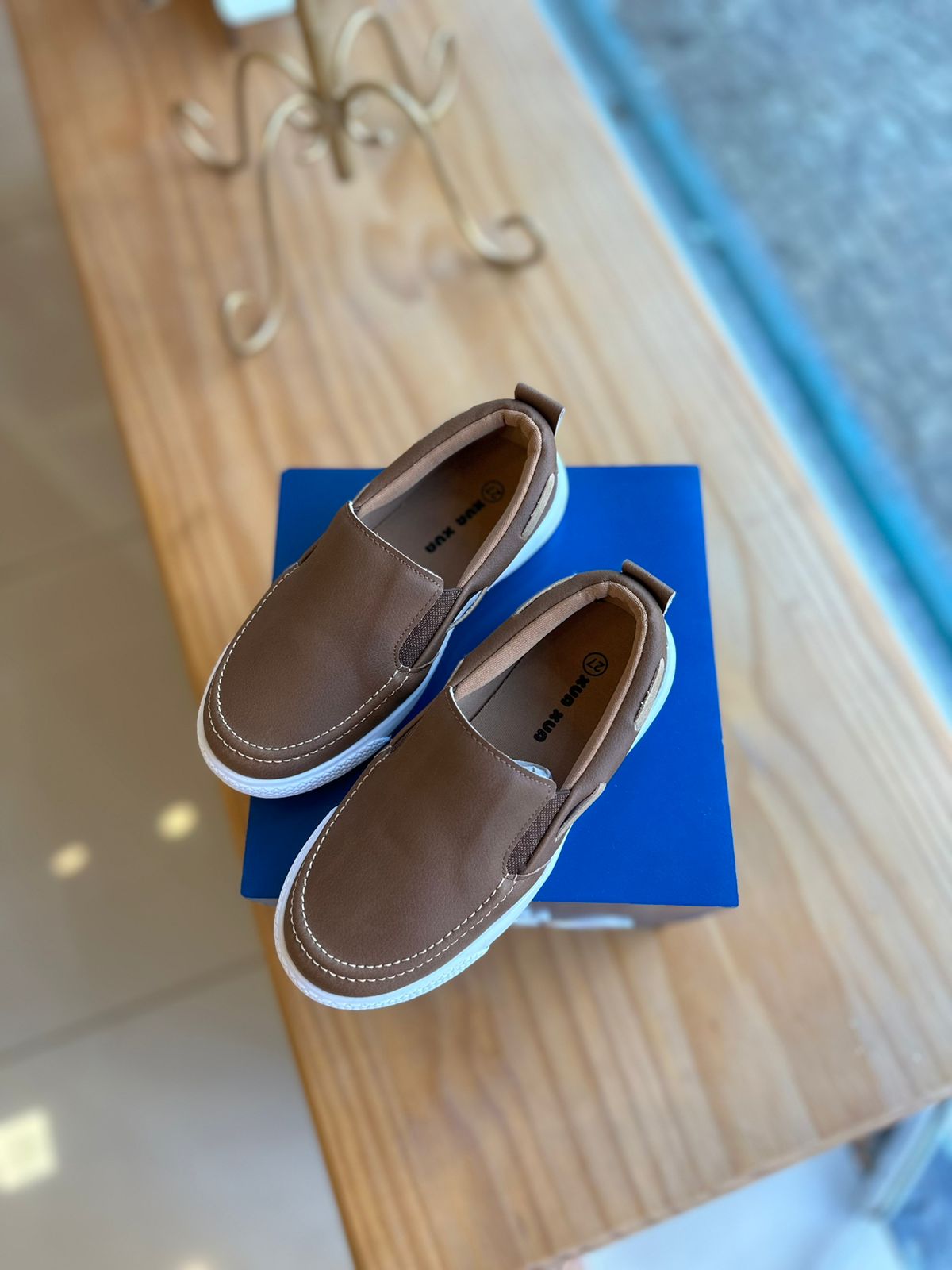 SAPATO MOCASSIM COM ELÁSTICO COSTURA DUPLA E TIRA LATERAL MENINO XUA XUA