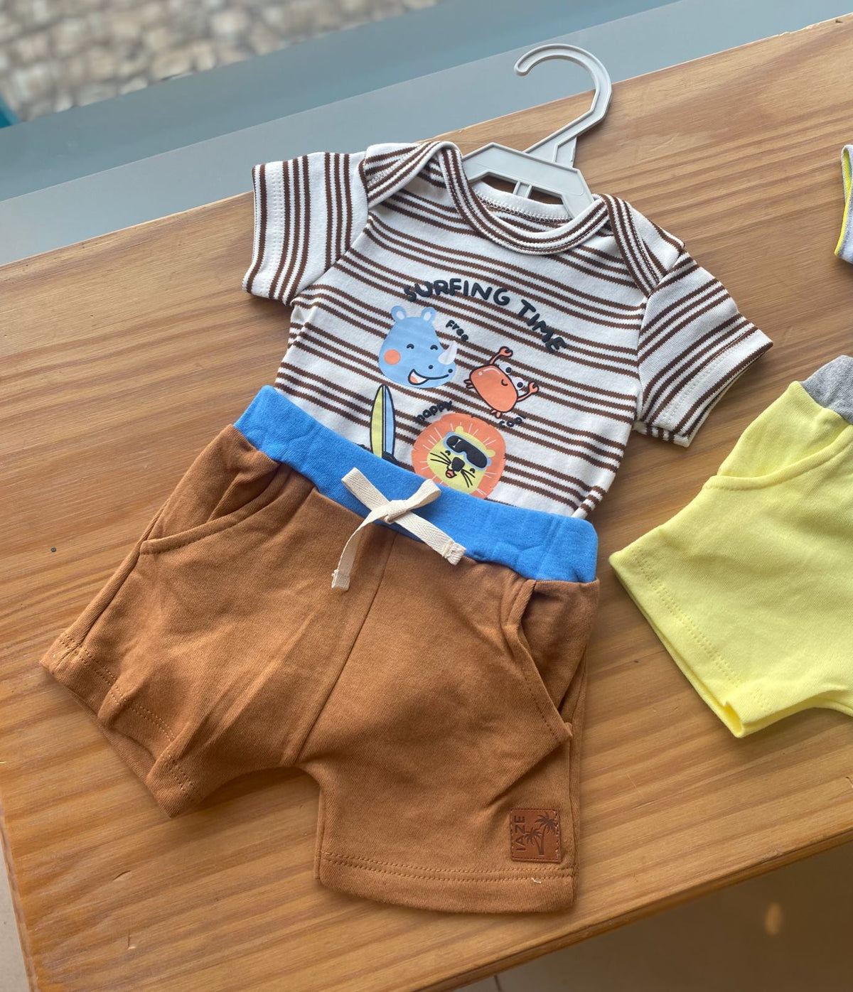 CONJUNTO BODY REGATA LISTRADO COM BERMUDA BOLSOS SURFING TIME MENINO IAZE