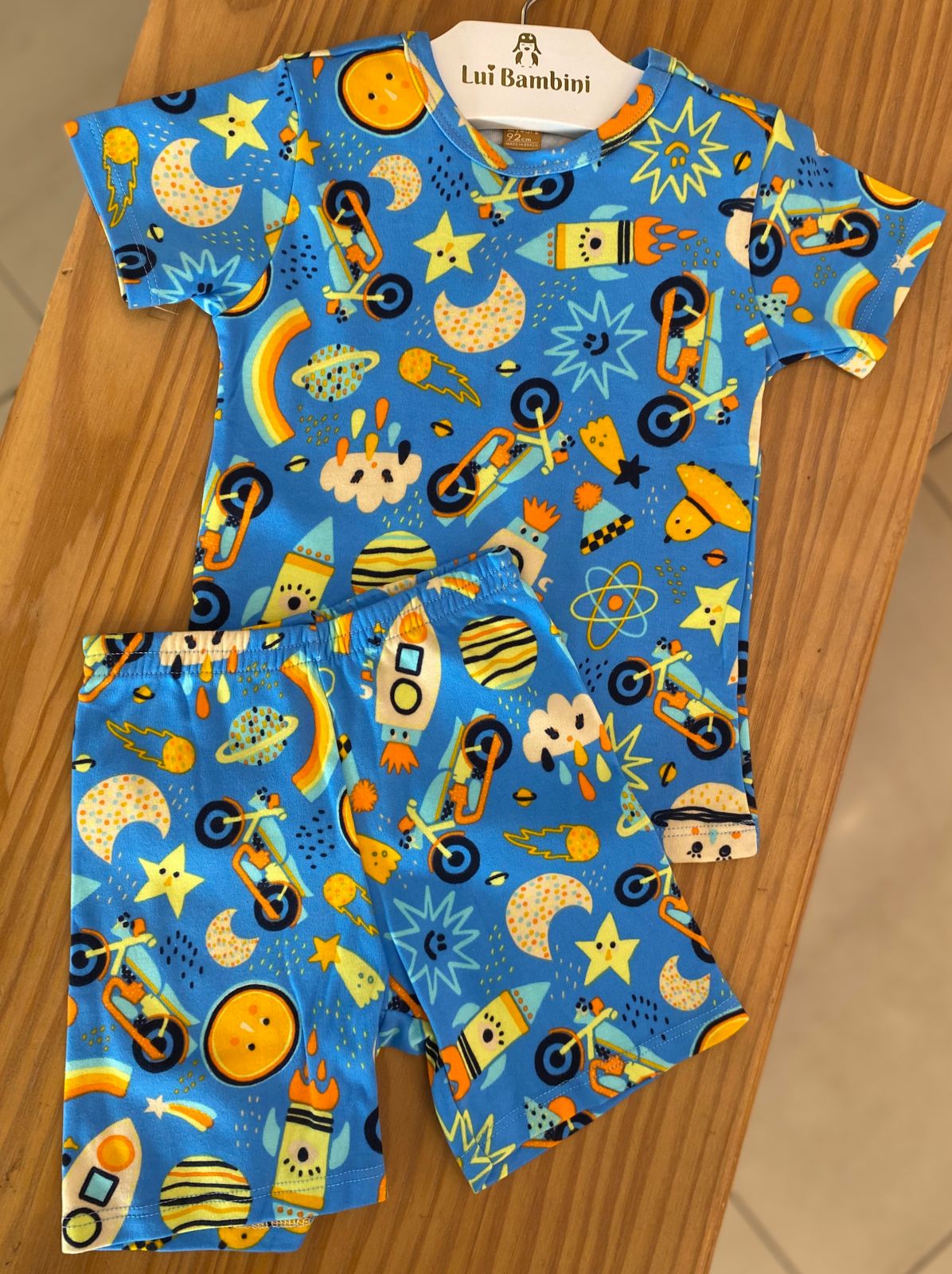 CONJUNTO PIJAMA MANGA CURTA COM BERMUDA MOTOS FOGUETES E PLANETAS MENINO UP BABY