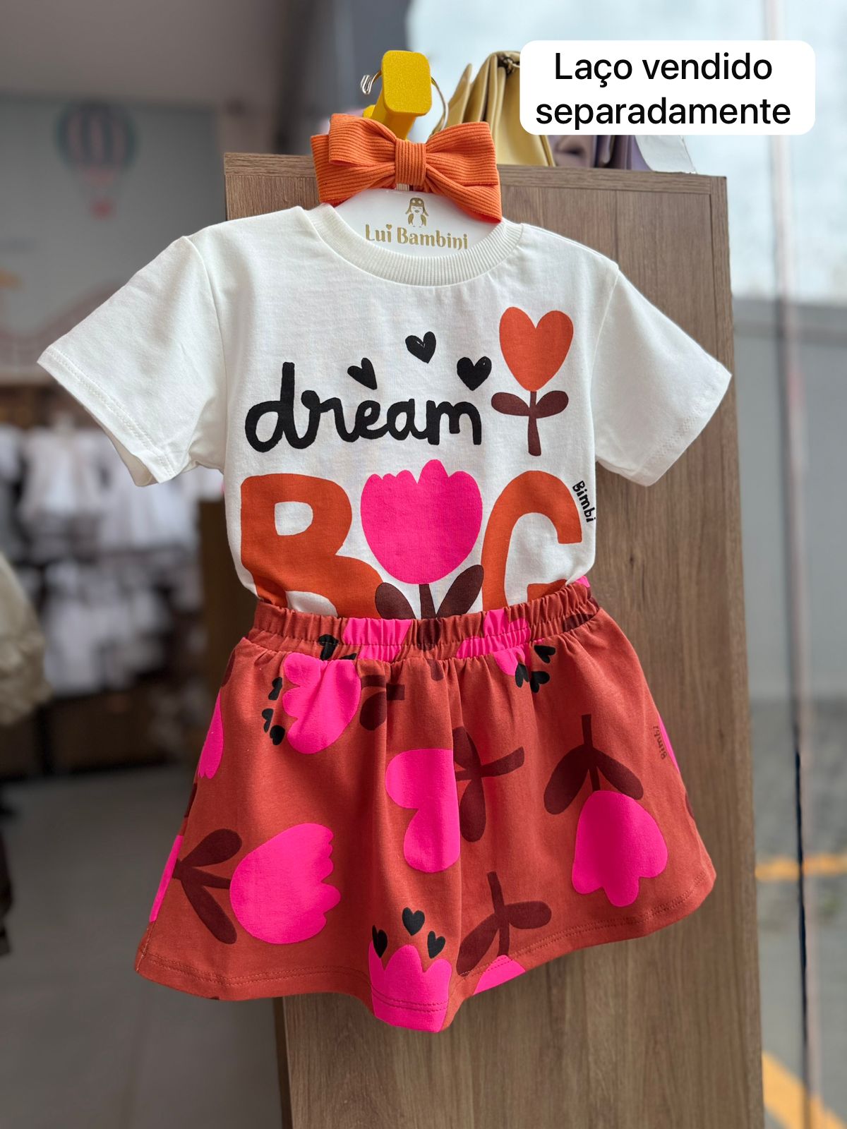 CONJUNTO BLUSA MANGA CURTA CORAÇÃO FLOR BIG E SAIA MENINA ANIMÊ - OFF/MARROM