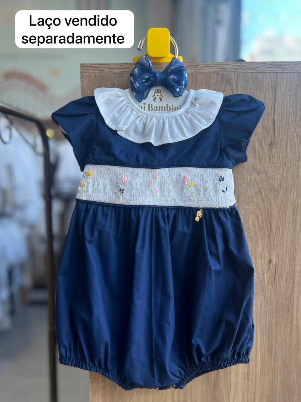 ROMPER PIMPÃO MANGA CURTA BORDADO FLOR PÉROLAS CASINHA DE ABELHA BABADO CLÁSSICO MENINA LUI BAMBINI - AZUL