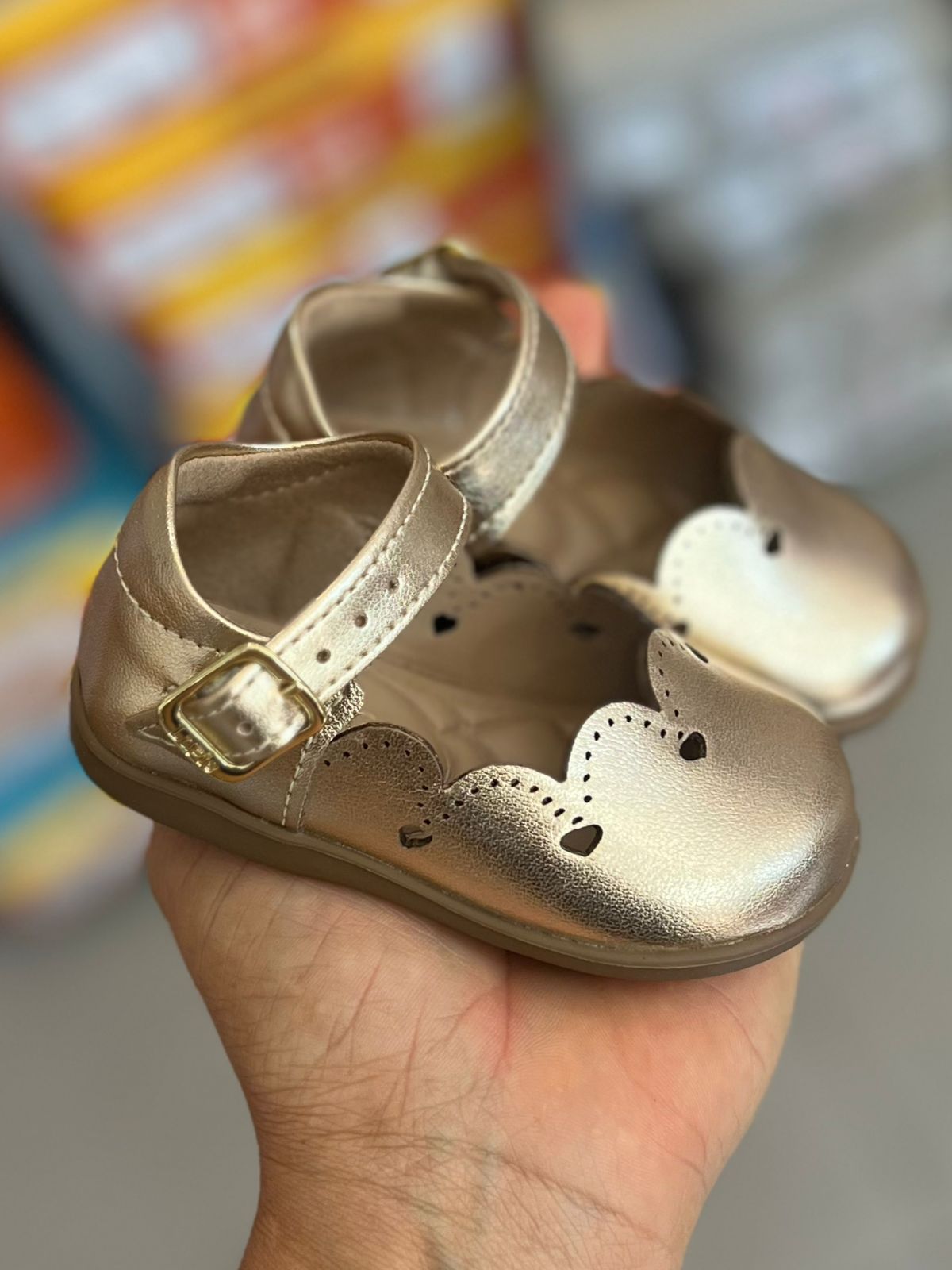 SAPATO SAPATILHA FECHO METÁLICO ONDULADO FUROS CORAÇÕES MENINA LUI BAMBINI - DOURADO