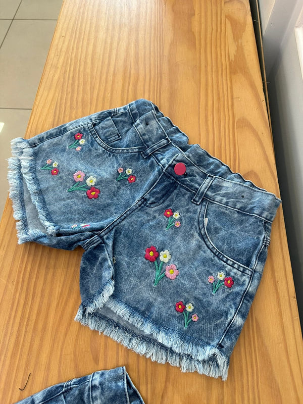 SHORT JEANS TRÊS FLORES BORDADAS COM AJUSTE BOLSO E BARRA DESFIADA MENINA LUI BAMBINI