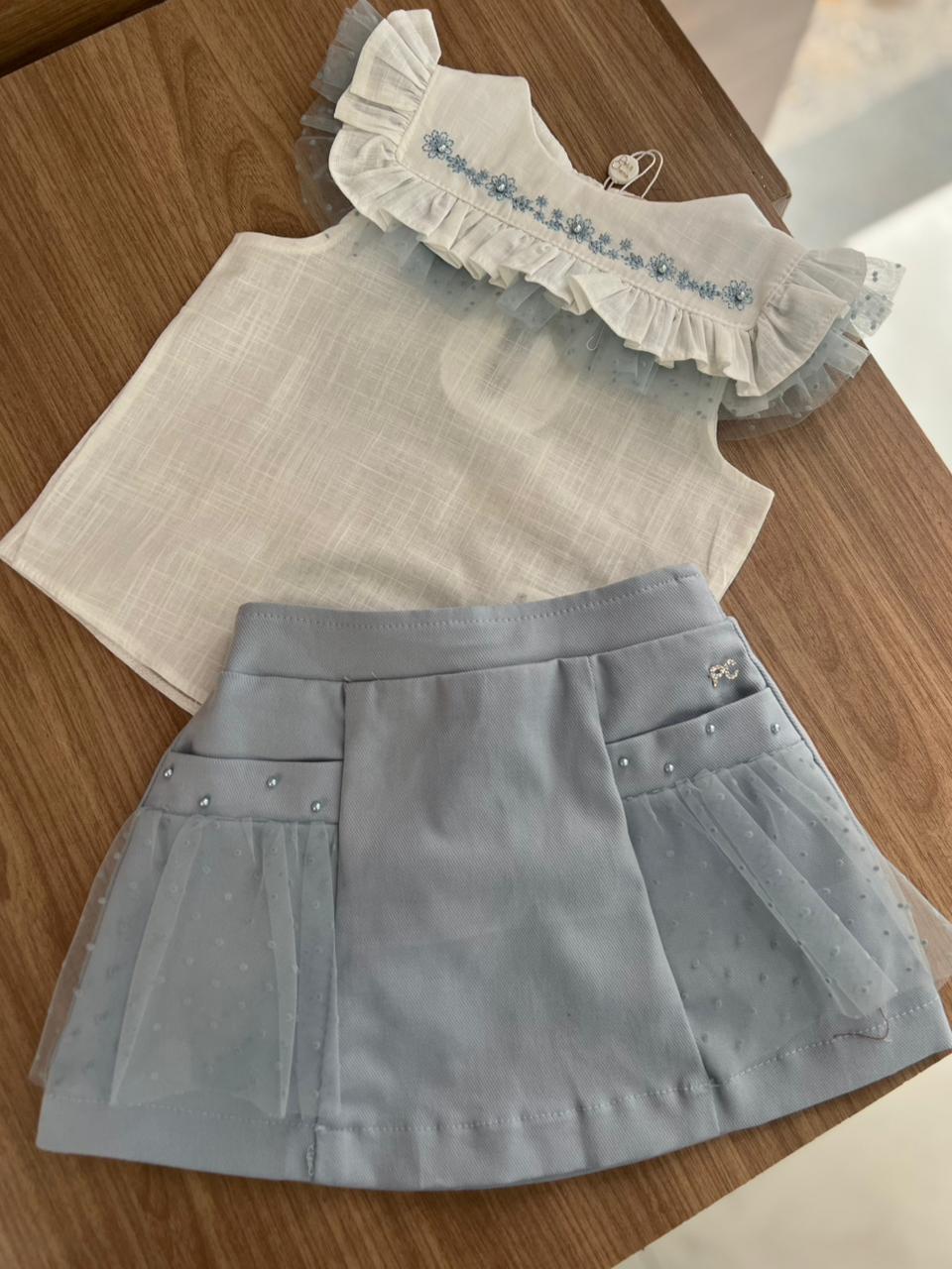 CONJUNTO BLUSA REGATA TULE FLORES BORDADO PÉROLAS POA BABADO E SAIA MENINA PETIT CHERIE - BRANCO/AZUL