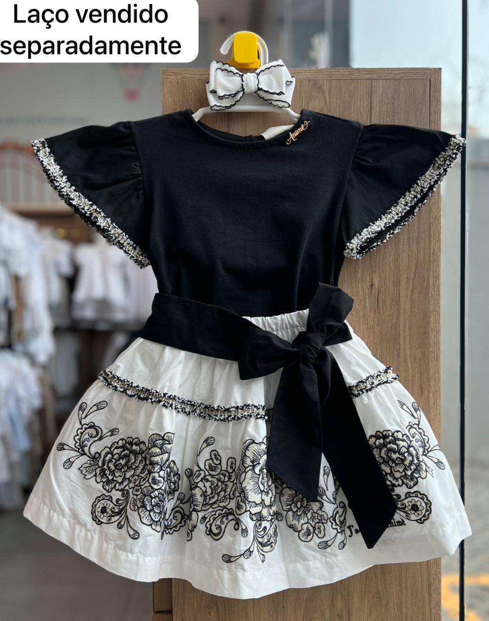 CONJUNTO BLUSA MANGA CURTA BABADO TWEED E SAIA BORDADO FLORAL FITA AMARRAÇÃO MENINA ANIMÊ - OFF/PRETO