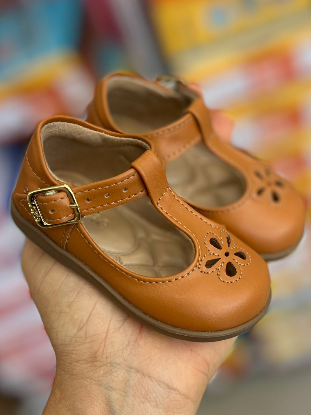SAPATO SAPATILHA FECHO METÁLICO FOSCO FUROS FLORES MENINA LUI BAMBINI - CARAMELO