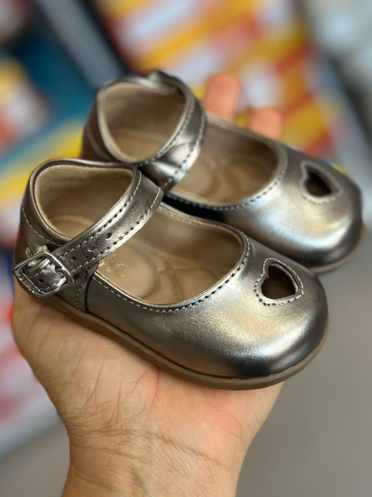 SAPATO SAPATILHA FECHO METÁLICO FOSCO FUROS CORAÇÕES MENINA LUI BAMBINI - PRATA ESCURO