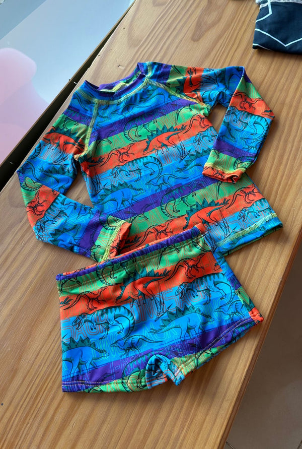 CONJUNTO CAMISETA MANGA LONGA E SUNGA BOXER DINOSSAUROS UV 50+ MENINO LUI BAMBINI