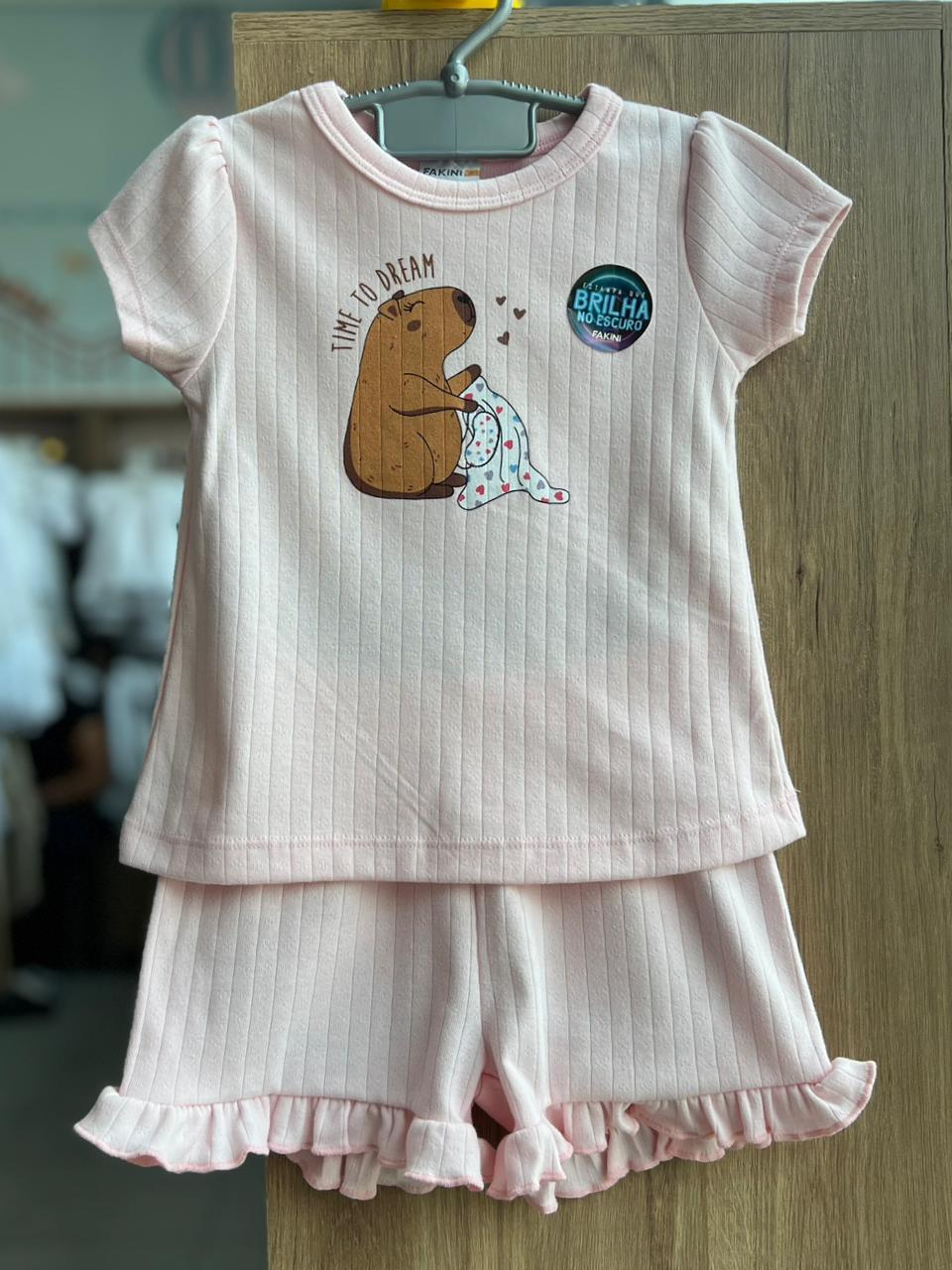 CONJUNTO PIJAMA MANGA CURTA CAPIVARA COM SHORT BARRA BABADO HORA DE SONHAR MENINA FAKINI - ROSA