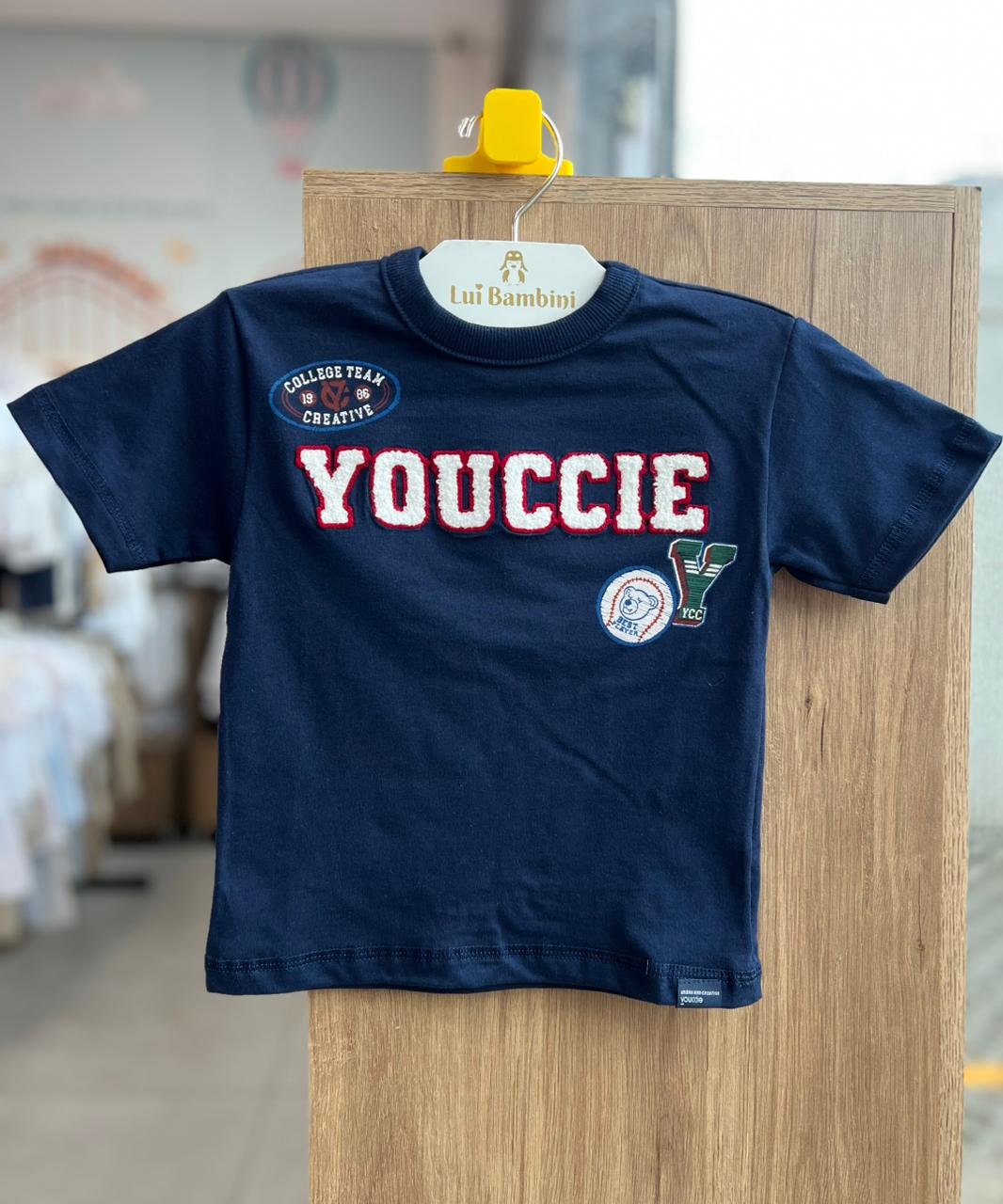 CAMISETA MANGA CURTA YOUCCIE BORDADO PELUCIA URSO COLLEGE CREATIVE MENINA YOUCCIE - MARINHO