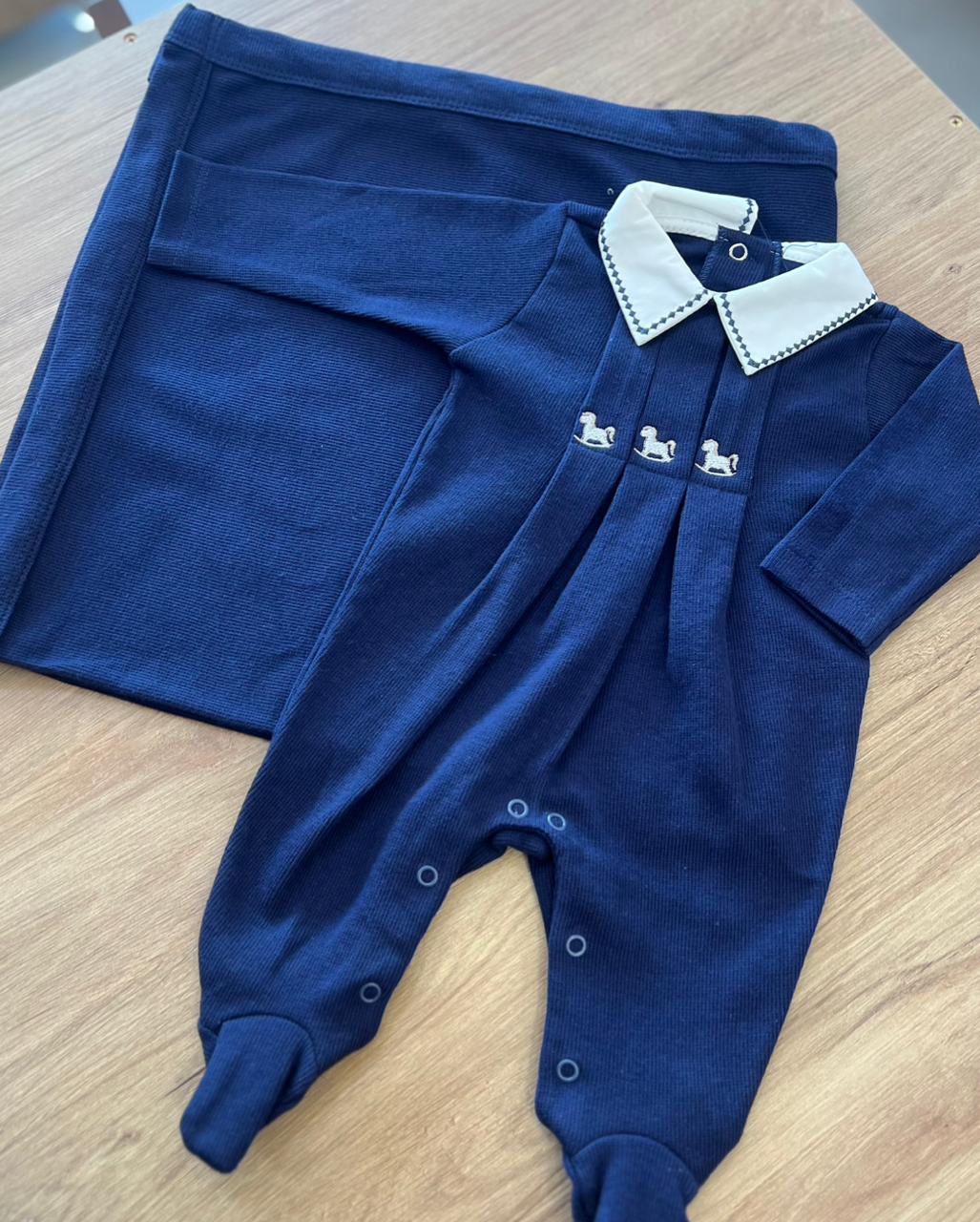 KIT SAÍDA MATERNIDADE MACACÃO MANGA LONGA TRICOT TRICO PLISSADO E MANTA MENINO ANJOS BABY - MARINHO