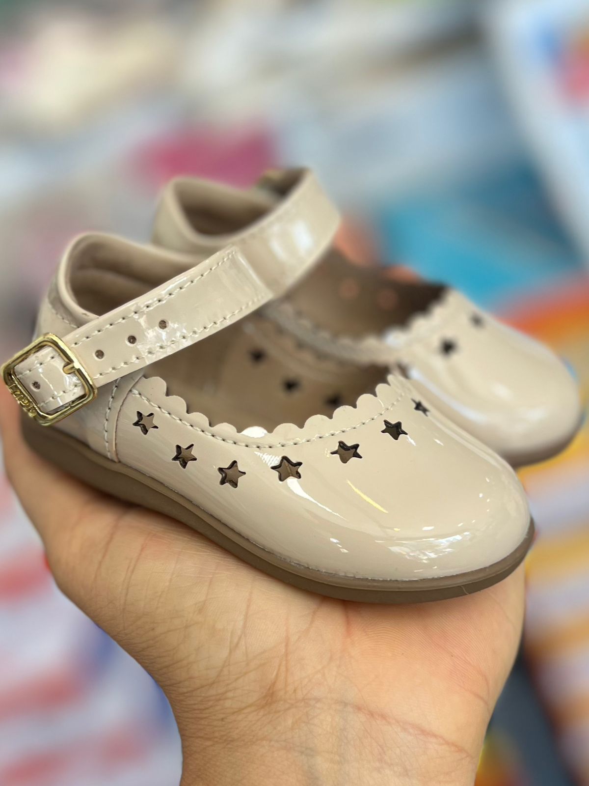 SAPATO SAPATILHA FECHO METÁLICO VERNIZ FUROS ESTRELAS MENINA LUI BAMBINI - CREME