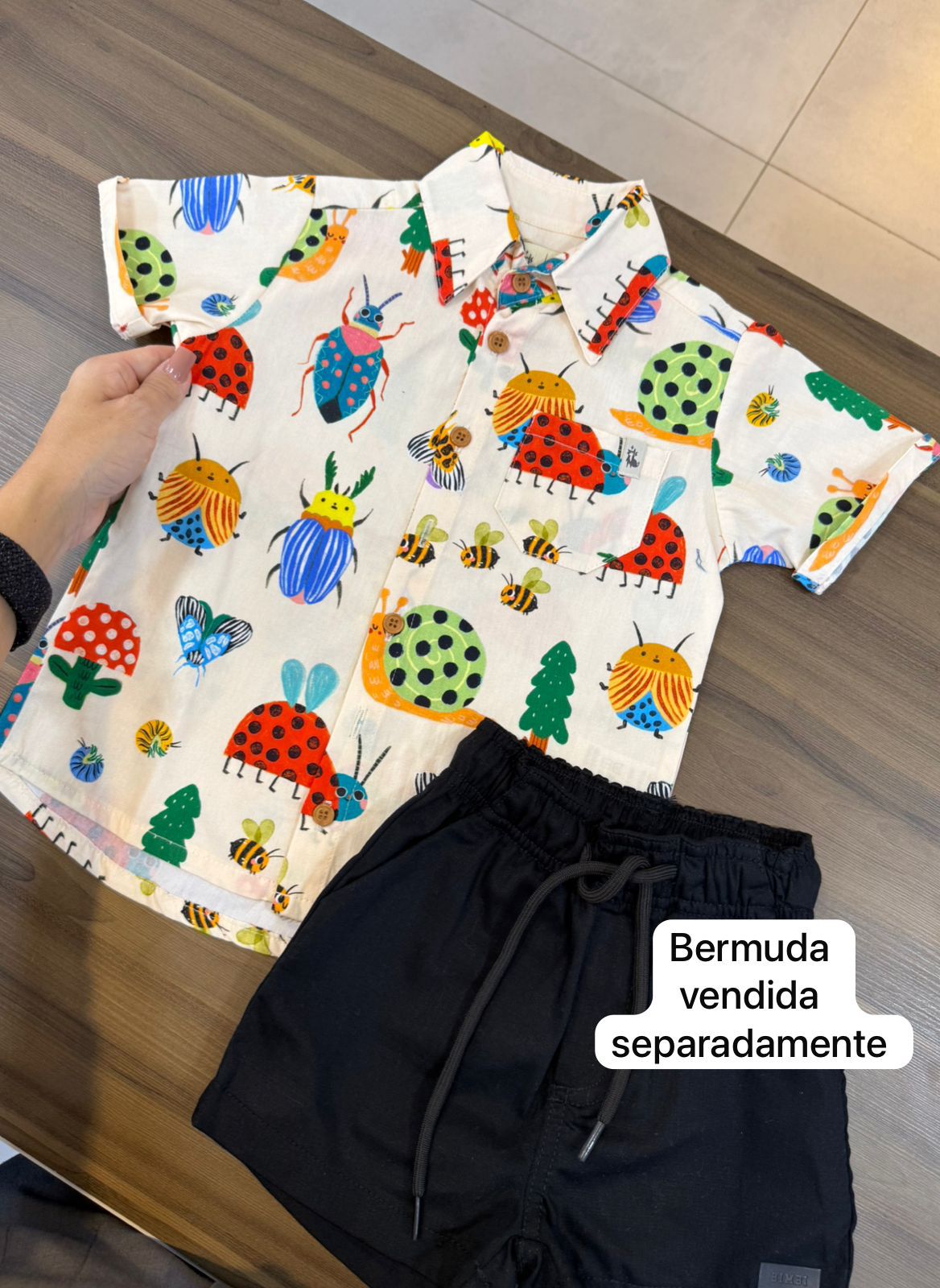 CAMISA MANGA CURTA BOTÕES BOLSO INSETOLÂNDIA JOANINHA BORBOLETA MENINO THE MINI FOREST - BEGE