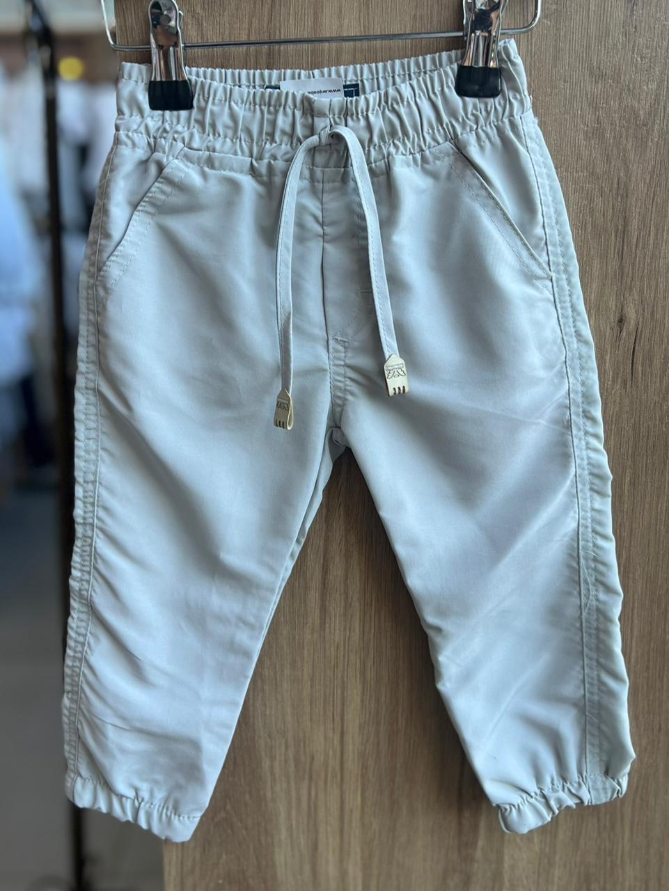 CALÇA JOGGER CORTA VENTO CADARÇO ELÁSTICO CÓS BOLSO FACA LISO BÁSICO MENINO ANJOS BABY - CINZA