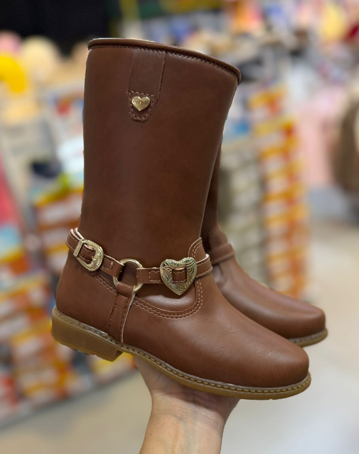 BOTA TEXANA HIPISMO AJUSTE EXTERNO FIVELA METÁLICA PINGENTE CORAÇÃO ZÍPER BOIADEIRA COWGIRL MENINA XUÁ XUÁ - MARROM