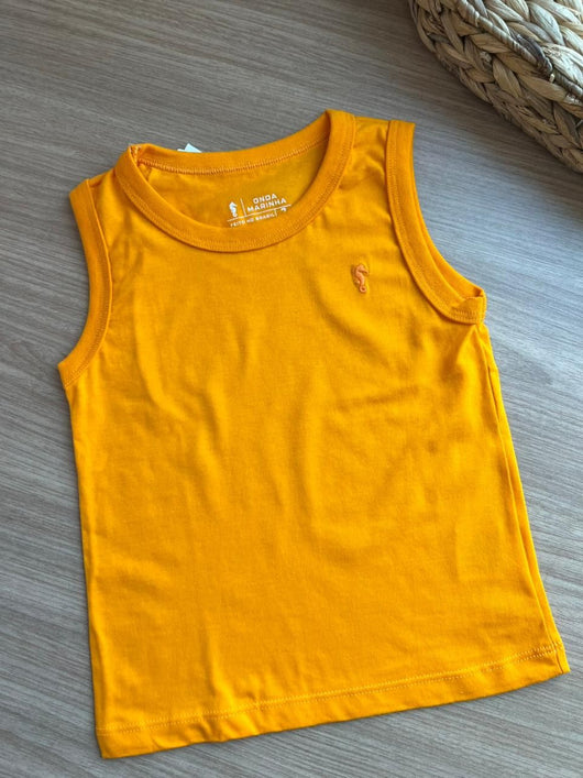 CAMISETA REGATA LISA COM BORDADO MENINO ONDA MARINHA