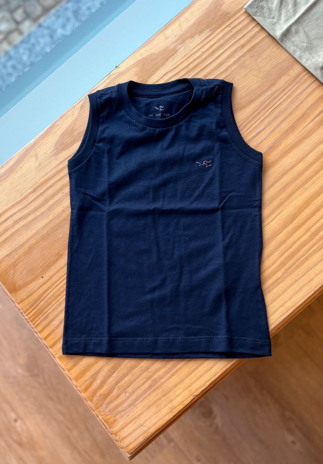 CAMISETA REGATA LISA COM RELEVO MENINO FBR