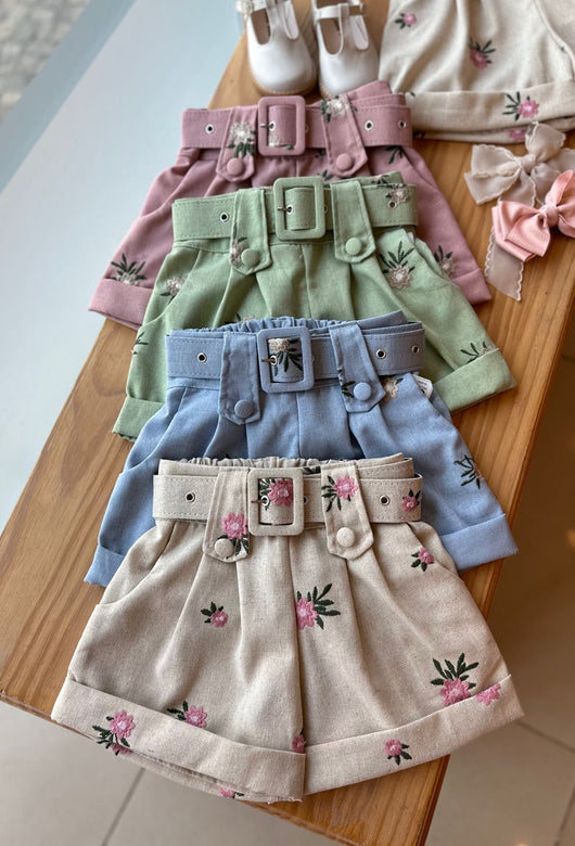 SHORT EM LINHO COM BARRA DOBRADA E CINTO FLORES BORDADAS MENINA LUI BAMBINI PRO45