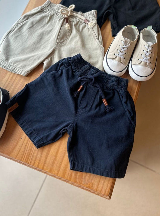 BERMUDA EM SARJA 3 BOLSOS COM CORDÃO PONTA COURO MENINO FAKINI