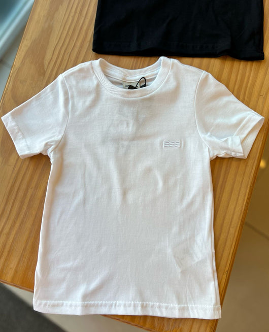 CAMISETA MANGA CURTA BÁSICA PLAY COM GOLA REDONDA E BORDADO MENINO KING&JOE