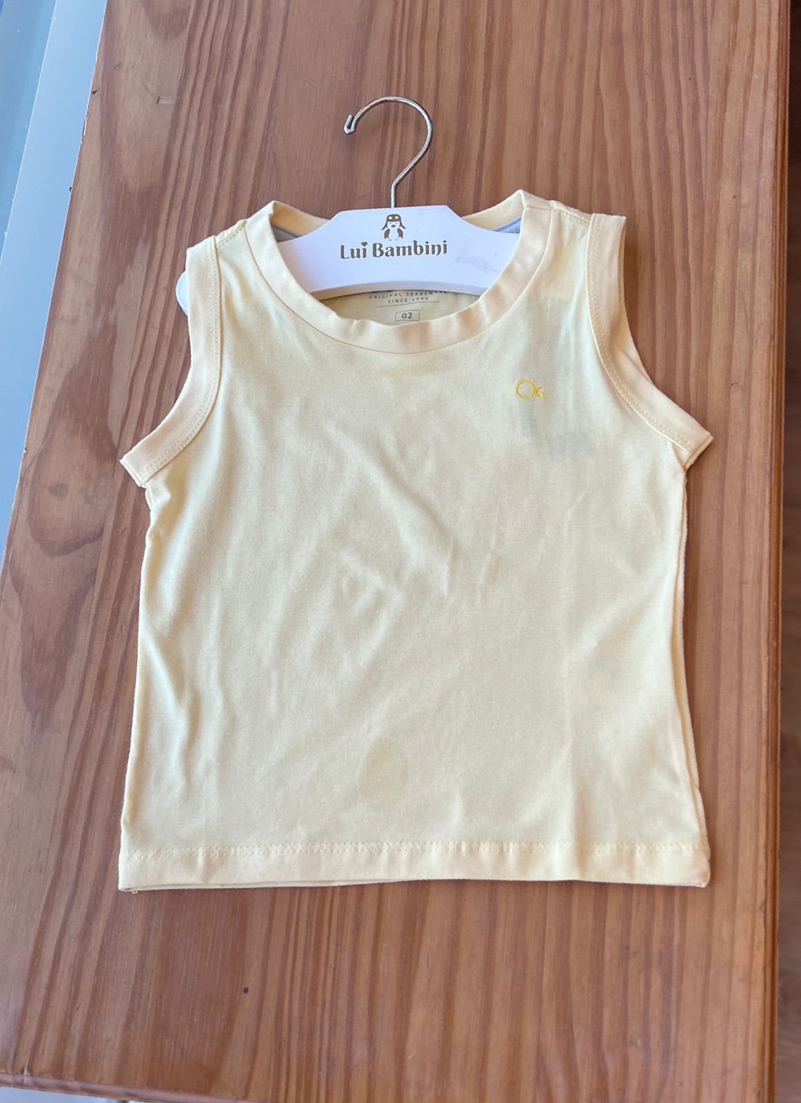 CAMISETA REGATA GOLA REDONDA ESSENCIAL COM BORDADO MENINO OGOCHI