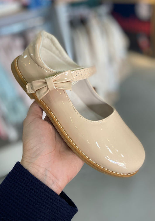 SAPATO VERNIZ SERENA COM VELCRO LAÇO E FURINHOS MENINA XUA XUA