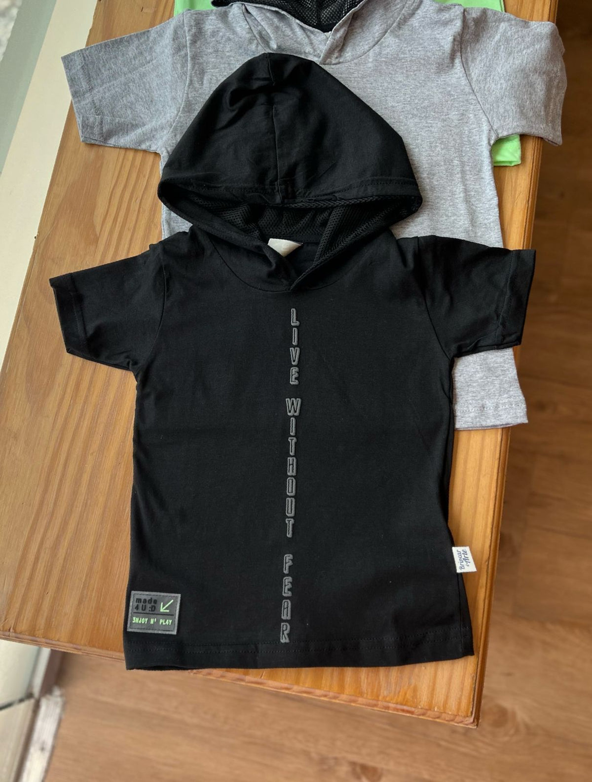 CAMISETA MANGA CURTA COM CAPUZ TELA LIVE MENINO BRINCAR