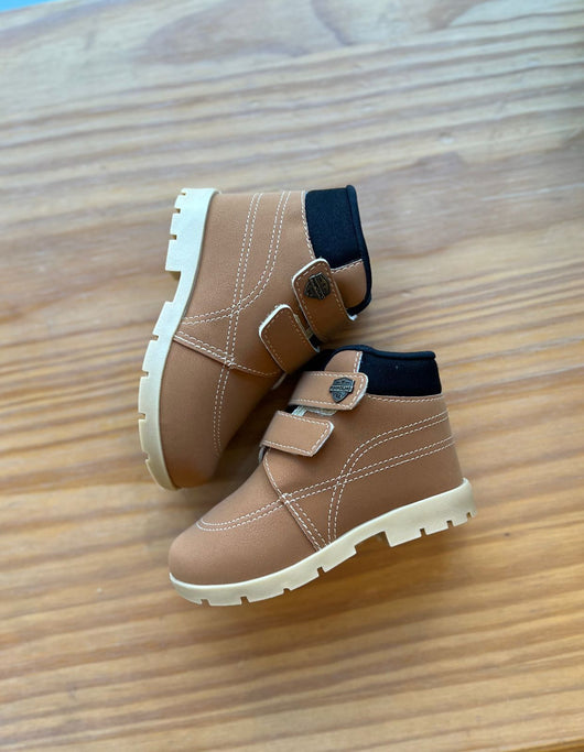 BOTA CASUAL CANO ALTO COM DUPLO VELCRO EMBLEMA MENINO PIMPOLHO