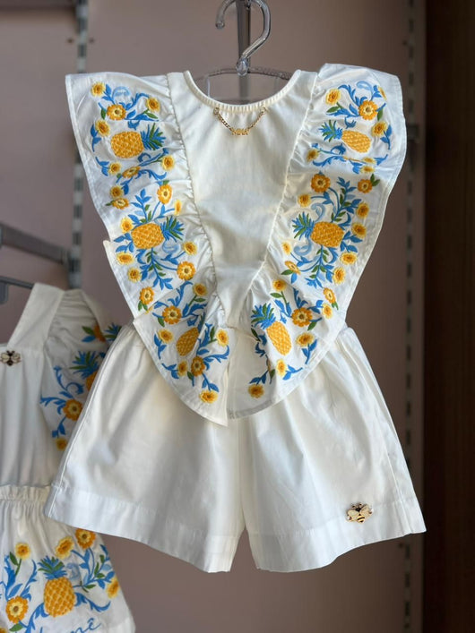 CONJUNTO BLUSA MANGA CURTA BUFANTE FLOR BORDADO PINGENTE E SHORT MENINA ANIME