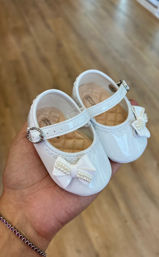 SAPATILHA BATIZADO VERNIZ COM FECHO LATERAL METÁLICO E LAÇO PÉROLAS MENINA PIMPOLHO