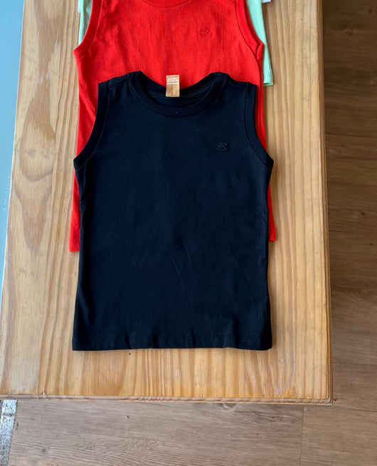 CAMISETA REGATA MEIA MALHA COM BORDADO MENINO UP BABY