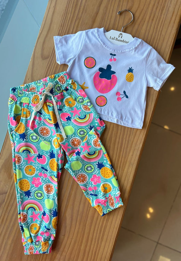 CONJUNTO BLUSA MANGA CURTA E CALÇA COM BOLSO E CORDÃO DECORATIVO FRUTAS TROPICAIS MENINA LUI BAMBINI