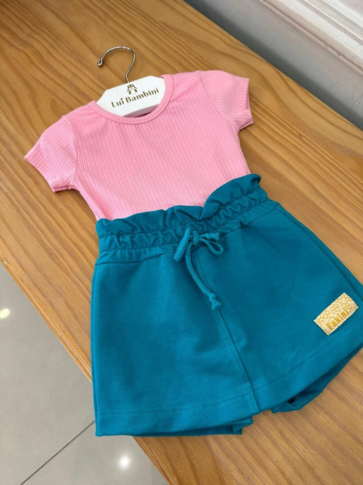 CONJUNTO BLUSA MANGA CURTA CANELADA AMARRACAO E SHORT SAIA MENINA FAKINI PRO40