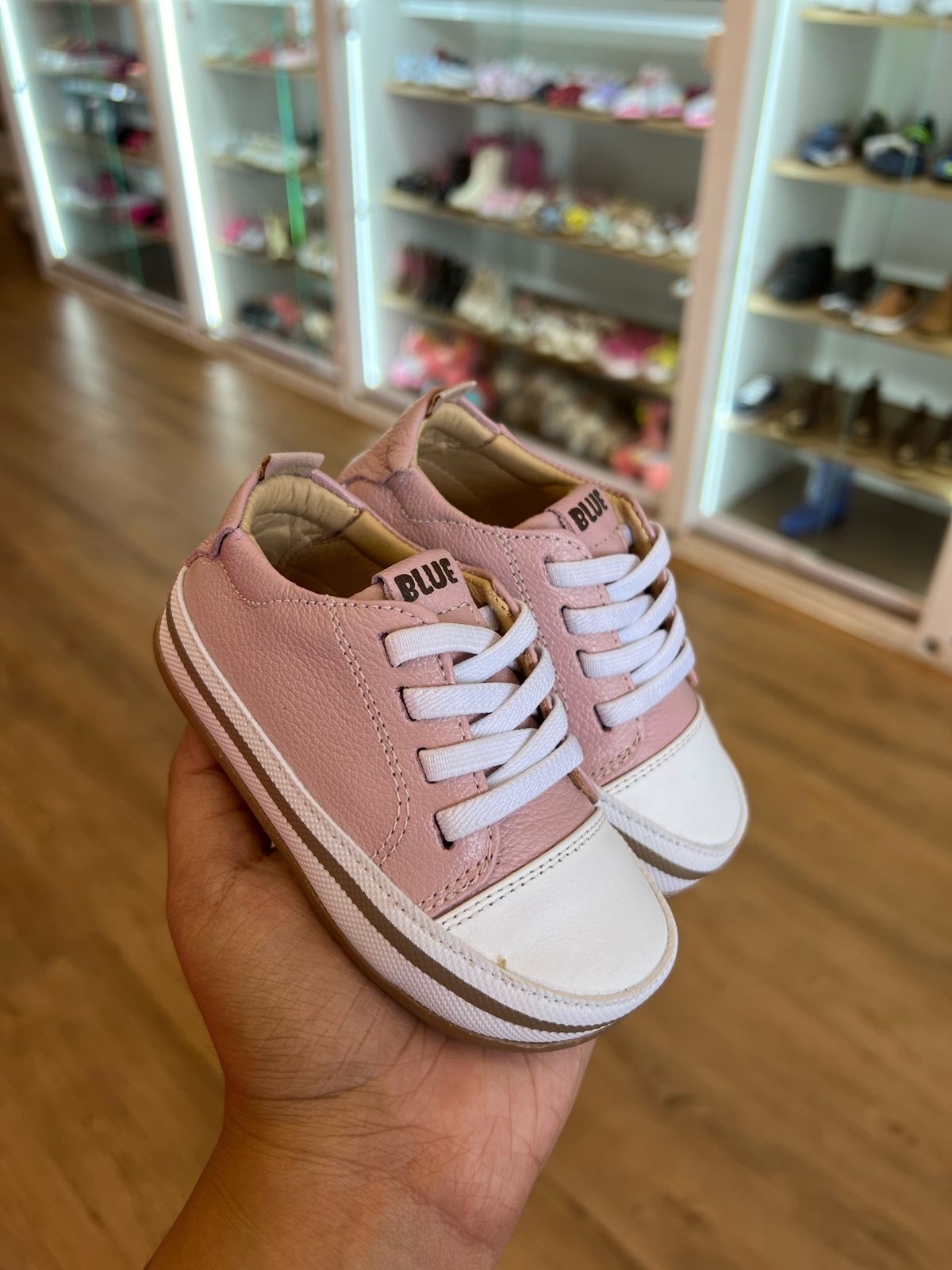 TÊNIS EM COURO CADARÇO ELÁSTICO ROSA ANTIGO MENINA BLUE
