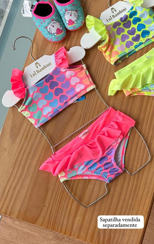 CONJUNTO BIQUINI MANGA CURTA ALÇA COM CALCINHA BABADOS E CORAÇÕES UV50+ MENINA FAKINI