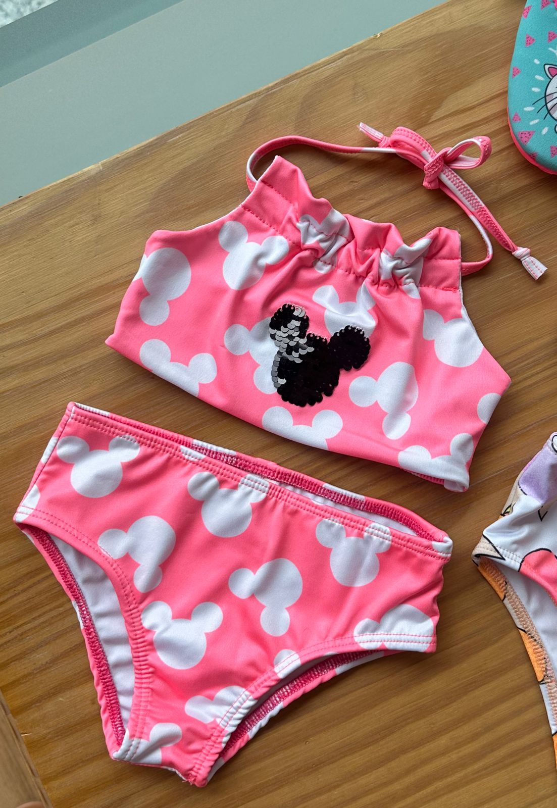 CONJUNTO BIQUINI COM ALÇA E CALCINHA MINNIE E FLORES PAETES UV50+ MENINA FAKINI