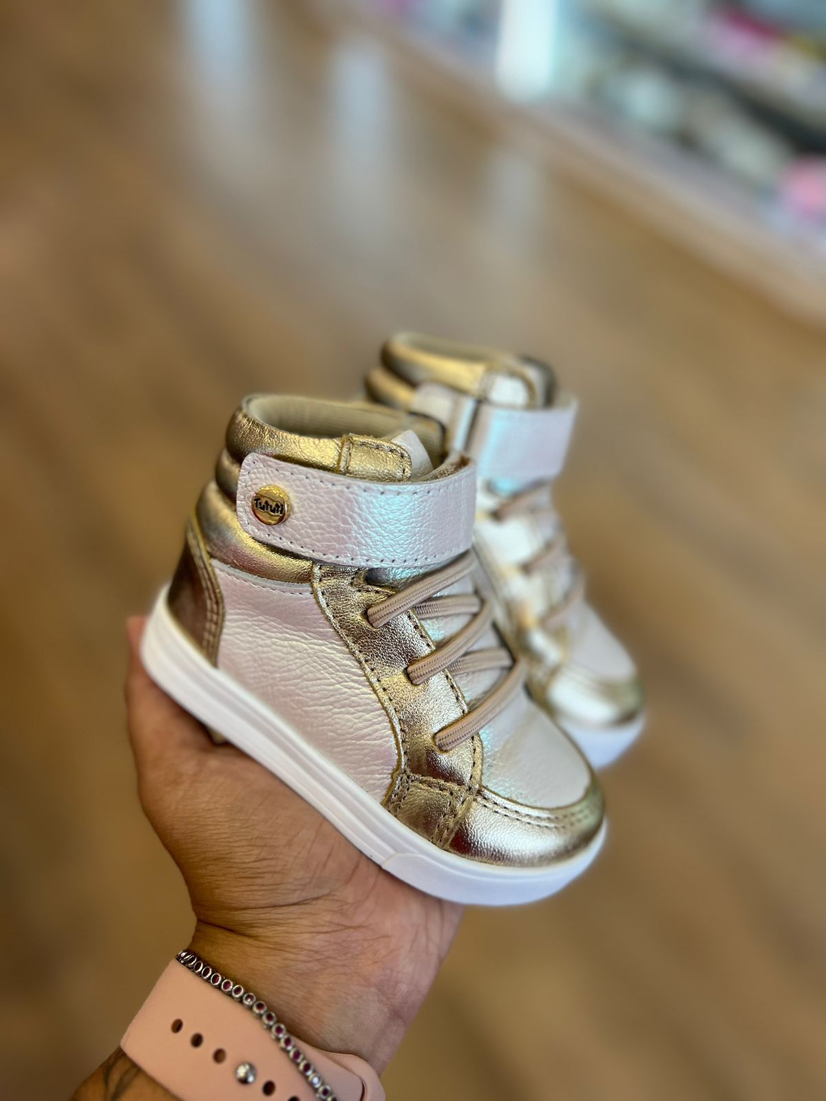 BOTA SNEAKER EM COURO METALIZADO COM VELCRO LATERAL E CADARÇO ELÁSTICO MENINA TUTUTI