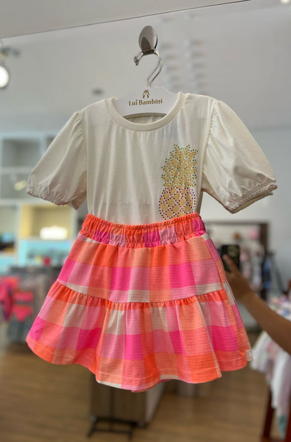 CONJUNTO BLUSA MANGA CURTA BUFANTE ABACAXÍ STRASS COM SHORT SAIA XADREZ MENINA FAKINI