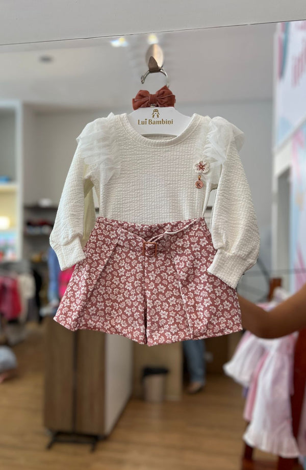 CONJUNTO BLUSA MANGA LONGA E SOBREPOSIÇÃO COM TULE BORDADO E PÉROLA COM SHORT FLORAL E FIVELA MENINA KIKI XODO